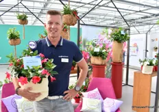 Edwin Zuidgeest, verkoopleider België en Nederland bij Syngenta, met de verbeterde Rio Hot Pink. Een hufterproof soort dat bloemen geeft tot de winter.